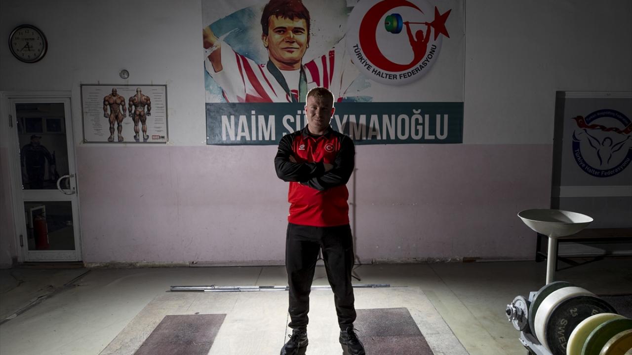 Albinizm hastası görme engelli tek halter sporcusu