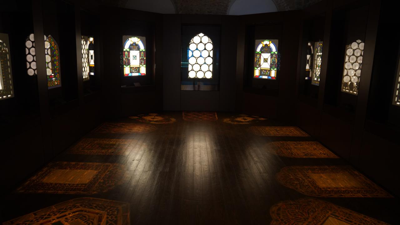 Eserler 12 tematik bölümde sergileniyor