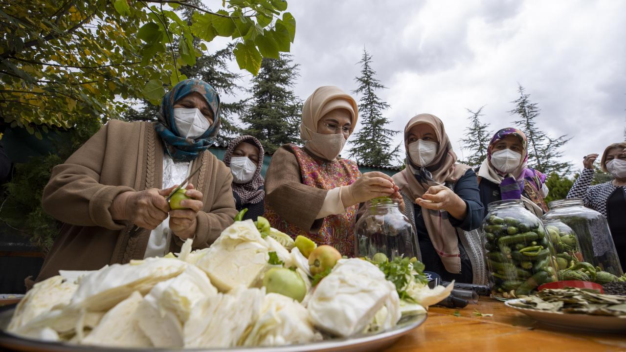 Kadınlardan Emine Erdoğan`ın turşusuna tam puan