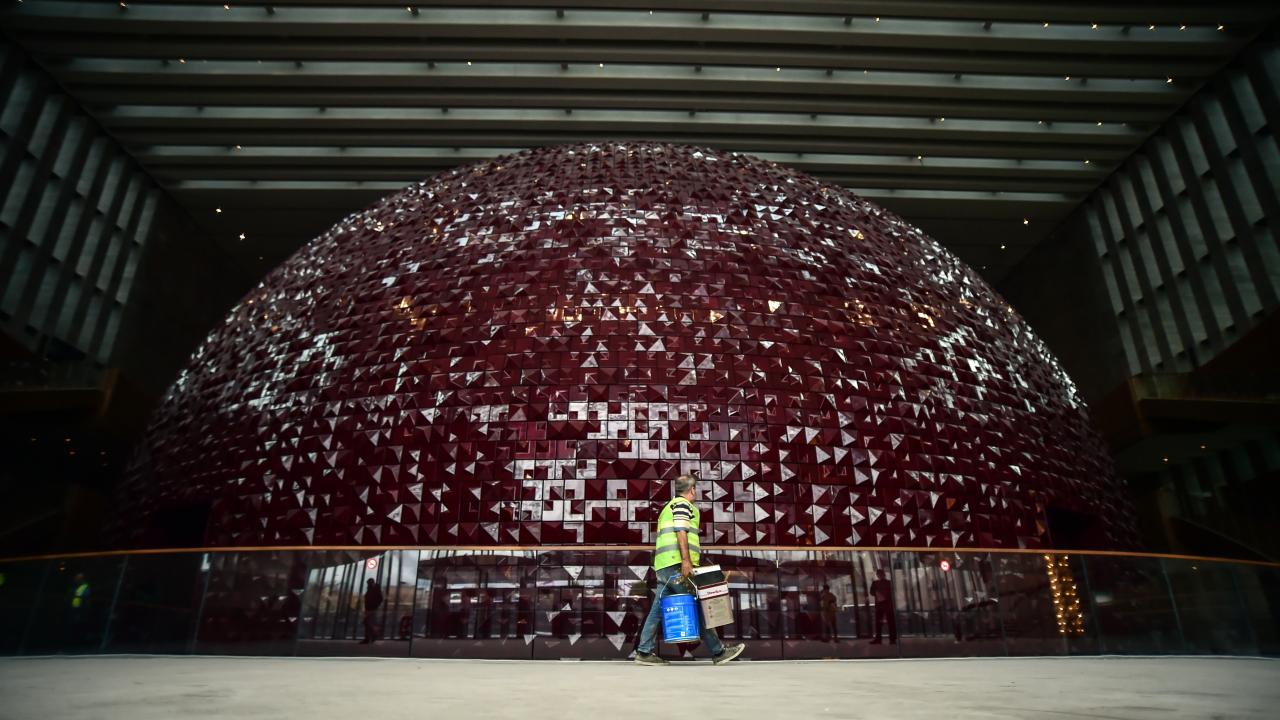 Kırmızı kürenin içerisinde opera salonu