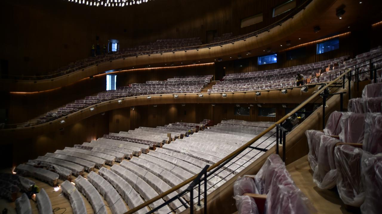 Tiyatro salonu 805 kişi kapasiteli