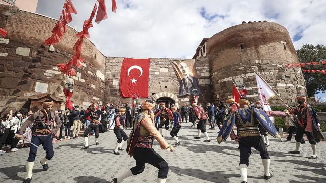 Ankaranın başkent oluşunun 98. yıl dönümü etkinliklerle kutlandı