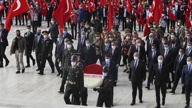 Ankara Valisi Şahin, başkentin 98inci yılı nedeniyle Anıtkabiri ziyaret etti