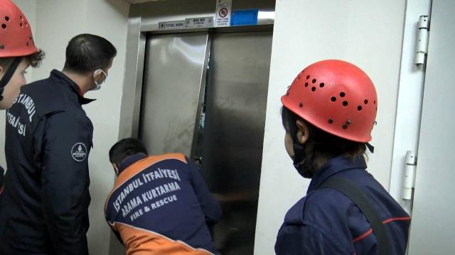 Asansörde mahsur kalan 5 kişi kurtarıldı