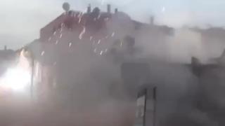 Yıkılan bina elektrik tellerine çarptı: Patlama ve panik kamerada