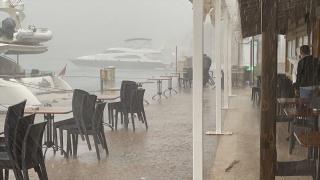 Ege'de fırtına: Çatılar uçtu, minarenin külahı devrildi