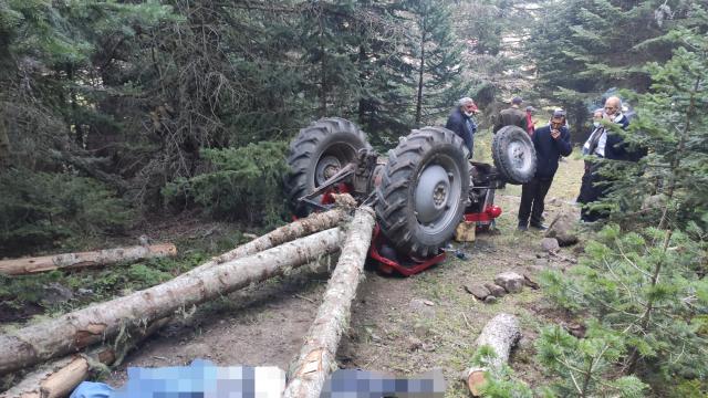 Boluda devrilen traktörün arkasına bağlı tomrukların altında kalan sürücü hayatını kaybetti