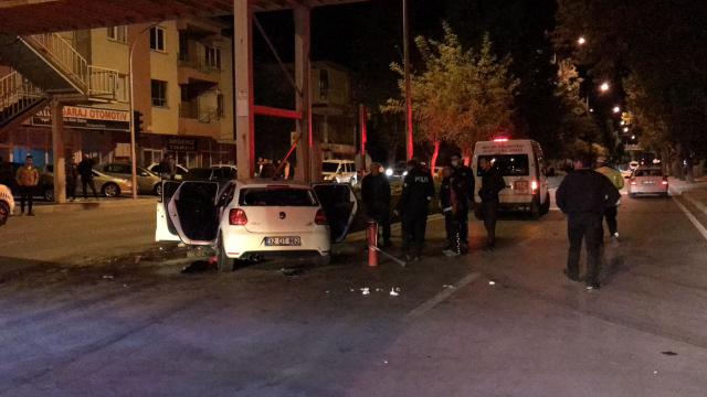 Burdurda beton bariyere çarpan otomobildeki 2 kişi öldü, 4 kişi yaralandı