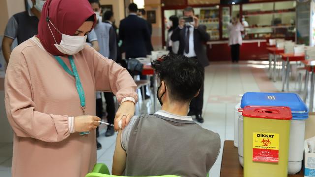 Çankırıda öğrencilere okullarda aşı yapılmaya başlandı