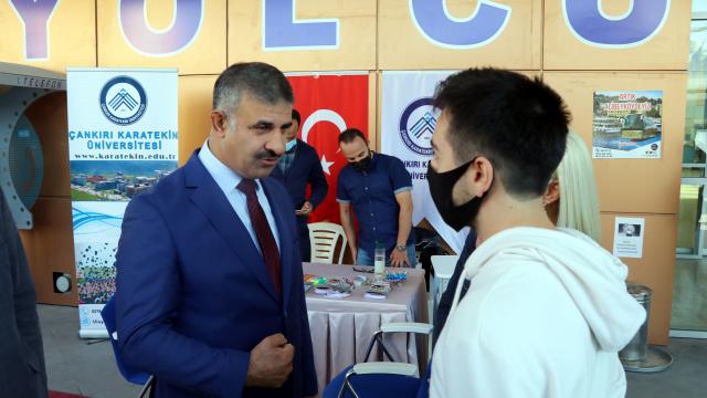 Çankırı Otogarına gelen üniversite öğrencilerini Rektör Çiftçi karşıladı