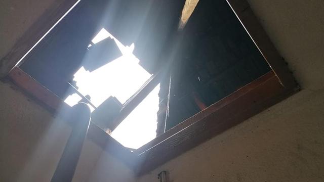 Manisada evin çatısına düşen yıldırım, yangına neden oldu
