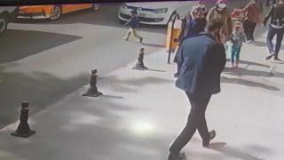 Bir anda yola fırlayan çocuğa araba çarptı