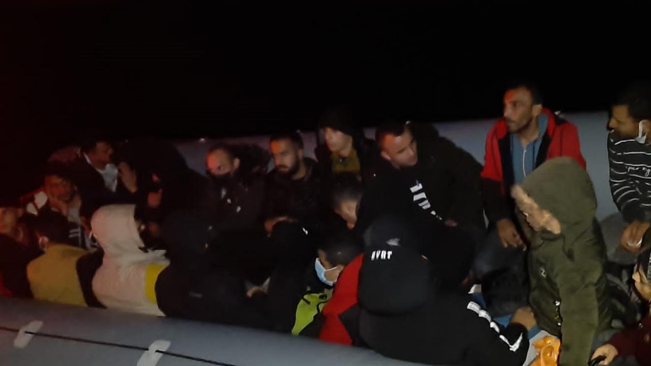 Muğla açıklarında Türk kara sularına geri itilen 71 düzensiz göçmen kurtarıldı