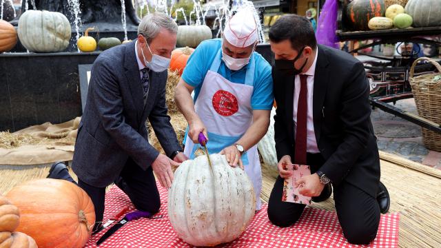 Edirnede vatandaşlar festivale kabak tatlısı ikramıyla davet edildi