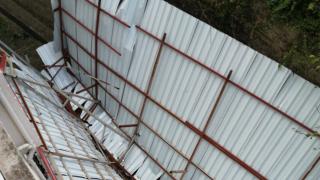 Fırtına apartmanın çatısını uçurdu