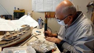 Çocukluk hayalindeki gemileri sanata dönüştürüyor