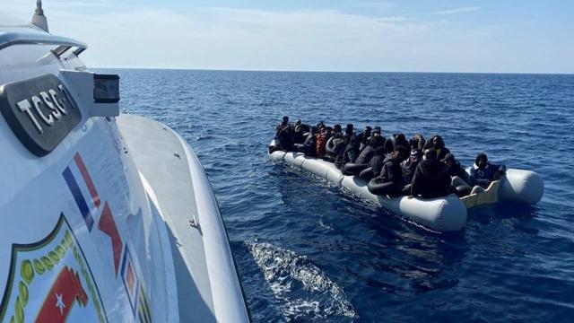 Türk kara sularına itilen 100 düzensiz göçmen kurtarıldı