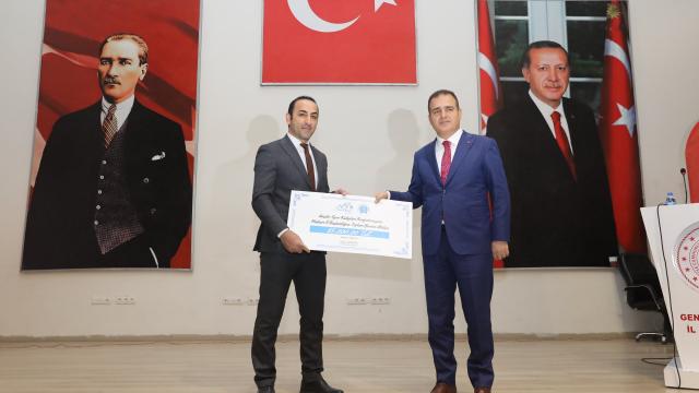 Hakkari Valisi Akbıyık, `yılın spor adamı` seçildi