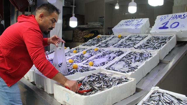 Karadenizde hamsi bolluğu: Fiyatı 10 liraya düştü