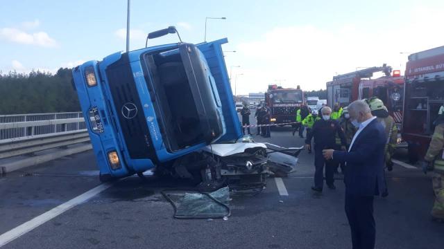 İstanbulda beton blok yüklü kamyon otomobilin üzerine devrildi: 1 ölü