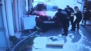 Kaldırıma çıkan araç, bebek arabası ve anneye çarptı: O anlar kamerada