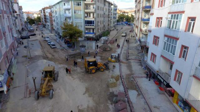 Kırşehir Belediyesi kaldırım ve asfalt çalışmaları devam ediyor