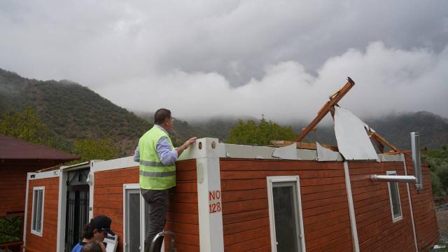Milasta fırtına: Bazı evlerin çatısı uçtu, elektrik direkleri devrildi