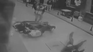 Polisten kaçan motosikletliyi tekmeyle durdurdu