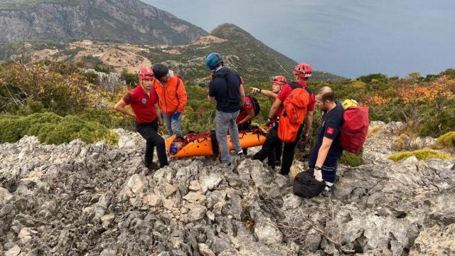 Fethiyede kayalık alana düşen Rus yamaç paraşütü pilotu kurtarıldı