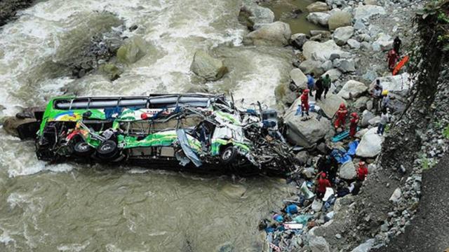 Nepalde yolcu otobüsü uçuruma yuvarlandı: 32 ölü