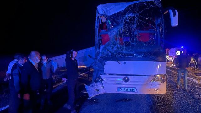 Öğrencileri taşıyan otobüs tırla çarpıştı: 44 yaralı