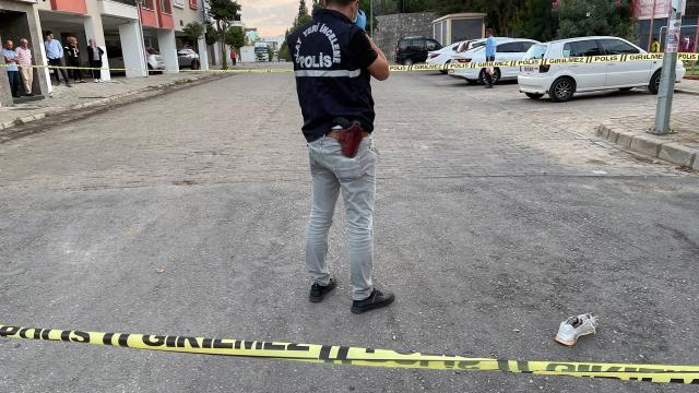 Aydında eşinin yanında gördüğü kişiye otomobille çarpan koca gözaltına alındı