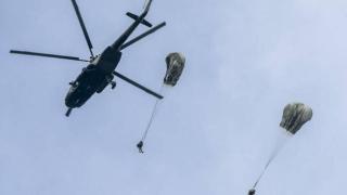 Kolombiya’da paraşütü açılmayan asker yere düştü