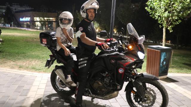 Siirtte polis, çocukların motosiklete binme isteğini gerçekleştirdi