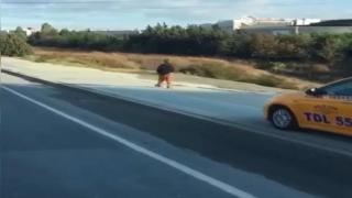 Kaldırımdan giden taksici, yayadan yol istedi