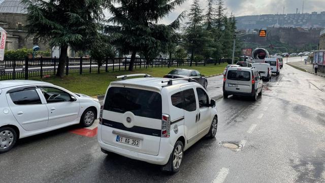 Trabzonda trafik kazası: 10 araçta hasar