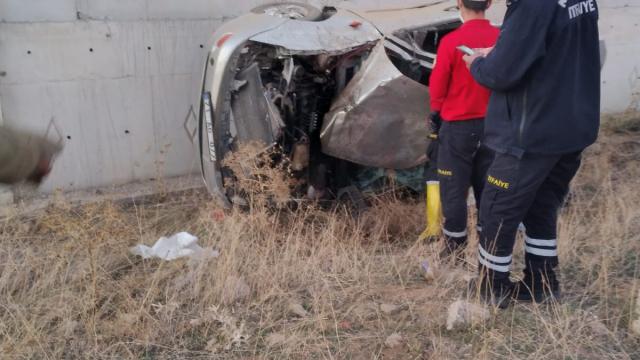 Kırıkkalede devrilen otomobildeki 2 kişi yaralandı