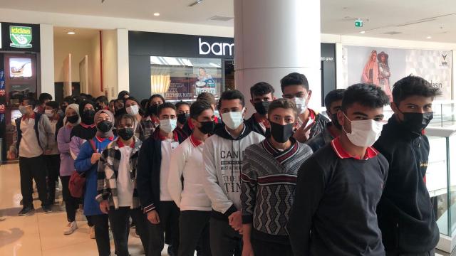 Vanda öğrenciler "Akif" adlı sinema filmini izledi