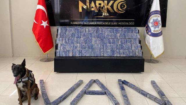 Vanda durdurulan otomobilden 101 kilogram uyuşturucu çıktı
