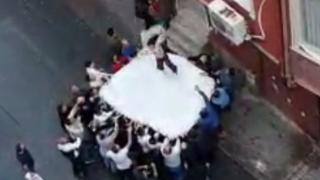 Yangından kurtulmak için çarşafa atladılar