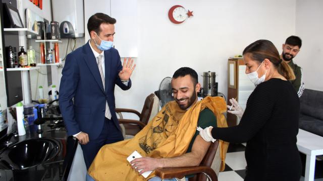 Saraykent Kaymakamı Açıkgöz berber koltuğundaki vatandaşı aşıya ikna etti