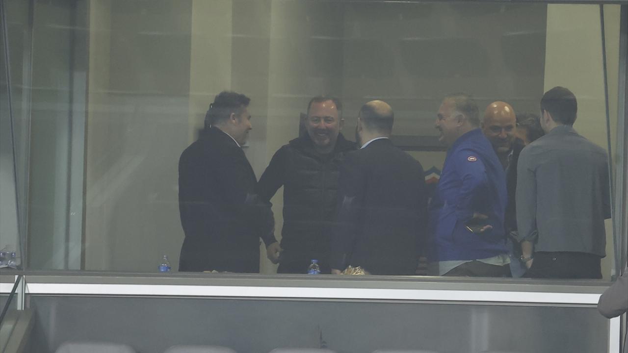 Sergen Yalçın karşılaşmayı locadan izledi