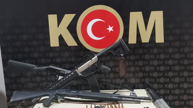 Ağrıda evlerinde ruhsatsız tabanca ele geçirilen 2 kişi gözaltına alındı