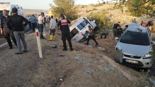 Gaziantepte minibüs ile otomobil çarpıştı: 12 yaralı