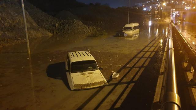Aydında sağanak ve fırtına: Araçlar suya gömüldü, ağaçlar devrildi