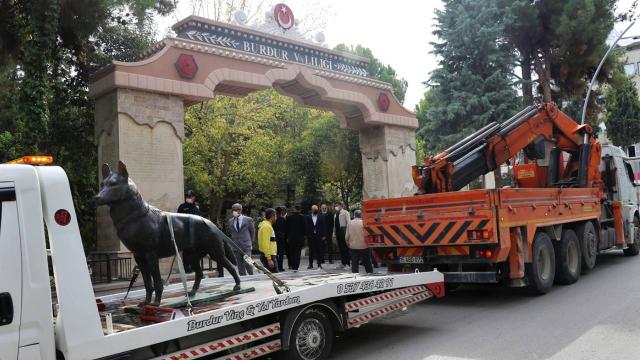 Burdurda yıllar sonra bulunan bozkurt heykeli yerine yerleştirildi