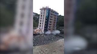 Selde hasar gören 10 katlı bina böyle yıkıldı