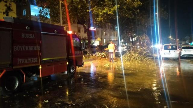 Bursayı sağanak ve fırtına vurdu