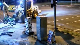 Çalıntı iş makinesiyle motosiklet çaldı