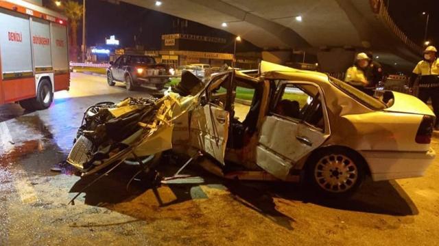 Denizlide otomobil köprü ayağına çarptı: 3 ölü